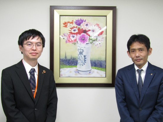 ㊨が総合企画部主計グループ課長の内藤氏、左が同部業務役の尾野氏