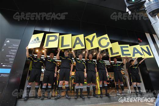まだ「デトックス宣言」を発表していないアディダス社の店舗前で抗議行動をするgreenpeaceのメンバー