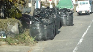 町中に仮置きされている除染廃棄物