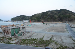 津波被害で更地と化した町中心部。復興を目指すが、現状では宅地の確保もままならない＝宮城県女川町女川浜で２０１４年５月８日午後６時３３分