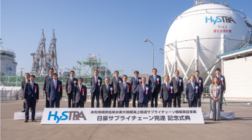 岸田首相を迎えて華々しく「事業成功」の記念式典を開いた。2022年4月、神戸港