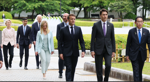平和公園を歩むG7首脳たち