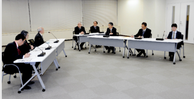 東電側に福島第一原発の対応を最優先にするよう求める田中委員長（右から３人目）ら