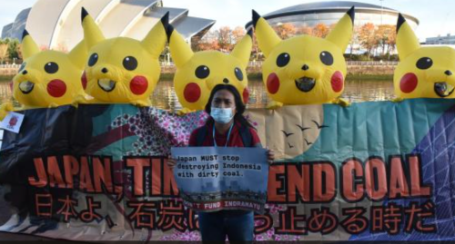 COP26会場前でピカチュウの着ぐるみを着て、日本が支援する石炭火力発電計画に抗議するNGOのメンバー＝2021年11月、英グラスゴー