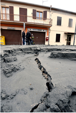 イタリア・モデナ（Modena）のサンカルロ（San Carlo）で、地震で破損した道路（2012年5月20日撮影）。