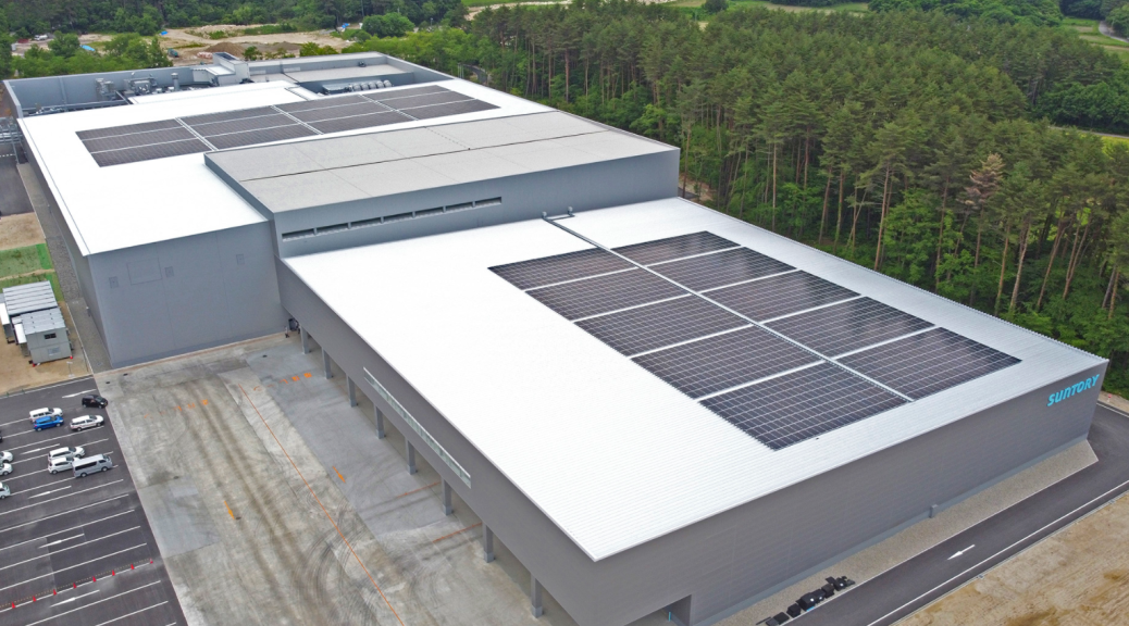 最新の長野「北アルプス信濃の森工場」。屋上には太陽光発電設備