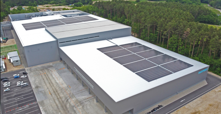 最新の長野「北アルプス信濃の森工場」。屋上には太陽光発電設備