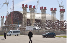 ウクライナ北部チェルノブイリ原発で、事故を起こした４号機の石棺を覆うために建設中の巨大なシェルター＝２０１３年４月（共同）