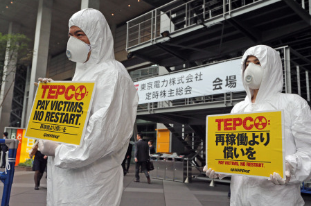 東京電力株主総会会場前で原発反対の抗議活動をするＮＧＯメンバー＝東京都千代田区で２０１４年６月２６日午前９時２５分