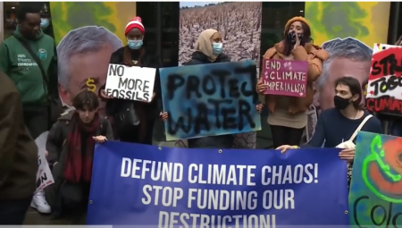 銀行の店舗前で、化石燃料産業への投融資の停止を求める活動家たち