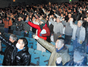 脱原発を目指してシュプレヒコールをする参加者