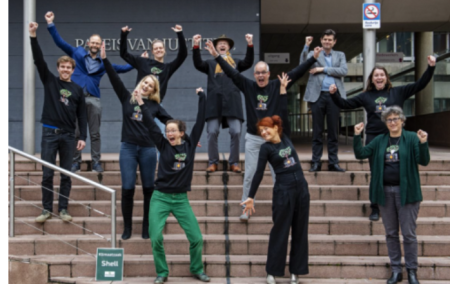 「環境防衛団」がシェルを相手取った第一審の訴訟で勝利した際、喜ぶ原告参加者たち＝2021年5月