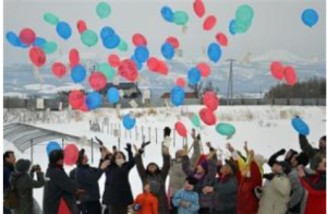脱原発を願い、色とりどりの風船を冬空に飛ばす参加者たち