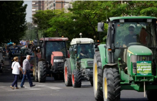 農民たちが水確保を求めて政府に抗議する「トラクターデモ」