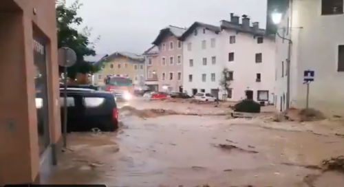 街を濁流が襲う（ドイツで）