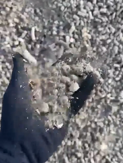 燃えてボロボロになった木質ペレット(=関係者より提供)