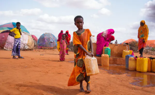 水を求めて、10日間歩いてキャンプにたどり着いた10歳の少女（ソマリア）
