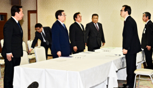 内堀知事（右から２人目）との中間貯蔵施設に関する会談に臨む（左から）大熊町の千葉町議会議長、渡辺町長、双葉町の伊沢町長、佐々木町議会議長