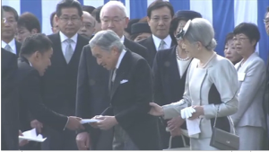 天皇陛下に直接手紙を手渡す山本議員