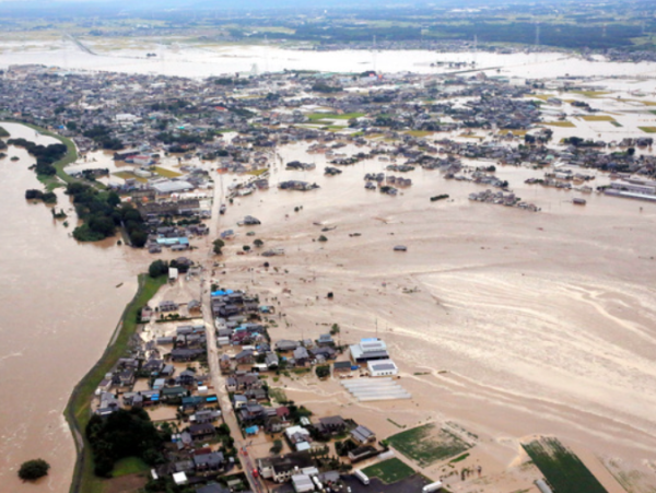 記録的な豪雨で氾濫した鬼怒川=茨城県常総市、2015年9月10日=朝日新聞から