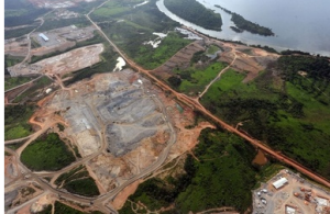 ブラジル北部パラ（Para）州、シングー川（Xingu River）流域のベロモンテ（Belo Monte）ダム建設現場（2012年5月30日撮影）。(c)AFP/Evaristo SA