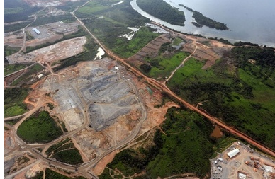 ブラジル北部パラ（Para）州、シングー川（Xingu River）流域のベロモンテ（Belo Monte）ダム建設現場（2012年5月30日撮影）。(c)AFP/Evaristo SA