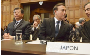 ３１日、オランダ・ハーグの国際司法裁判所で、調査捕鯨をめぐる訴訟の判決言い渡しに臨む日本政府関係者（共同）