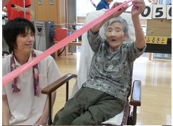 高齢者の介護訓練をする福島県の特別養護老人ホーム