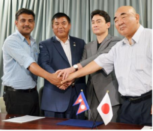 エベレストと富士山を「姉妹山」とする提携を結び、記念写真に納まるネパール山岳協会のアンツェリン・シェルパ会長（中央左）と登山家の野口健さん（同右）ら＝３日午後、環境省