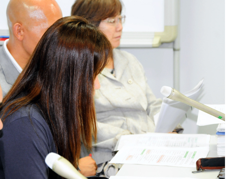 東電と和解が成立し、会見で現在の心境を語る女性患者のめい（手前）