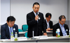 会議であいさつする高木副大臣（中央）