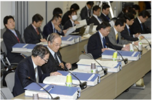経産省で開かれた総合資源エネルギー調査会の基本政策分科会。エネルギー基本計画案では将来の原発比率を示さなかった＝昨年１２月１３日