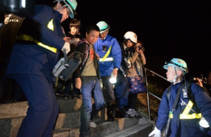 青函トンネル内に一時閉じ込められた乗客はバスに誘導されて青森市内に向かった＝青森県外ケ浜町で２０１５年４月３日午後９時５１分