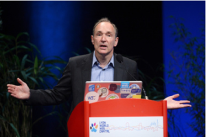 仏リヨン（Lyon）で講演するワールド・ワイド・ウェブ（World Wide Web、WWW）の発明者、ティム・バーナーズ・リー（Tim Berners-Lee）氏（2012年4月18日撮影、資料写真）。(