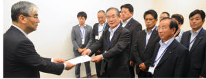 東電の新妻常務に和解案受諾を要請する浪江町の町議団(23日）