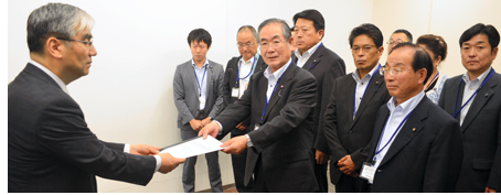 東電の新妻常務に和解案受諾を要請する浪江町の町議団(23日）