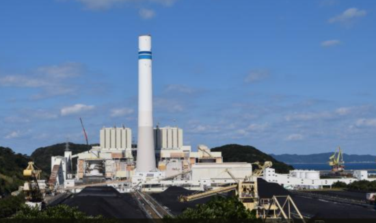 運転開始から40年を経て存続が計画されている松島火力発電所。手前に燃料の石炭が見える＝長崎県西海市