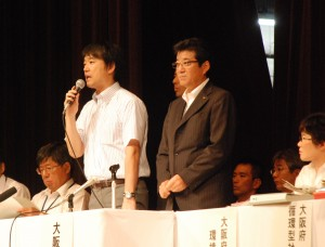 瓦礫は安全だ」と語る橋下徹大阪市長（左）と松井一郎大阪府知事(2012年8月30日、大阪中央公会堂での説明会）