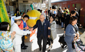 ＪＲ福島駅に到着し、狩野駅長（左手前から２人目）らの出迎えを受ける来県者