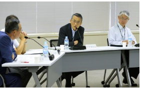 九州電力川内原発１、２号機の審査書案を了承した原子力規制委で発言する田中俊一委員長（右から２人目）＝１６日午前、東京都港区