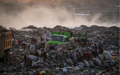 ケニアの廃棄物処理場。大量の衣料廃棄物が山積みされている。