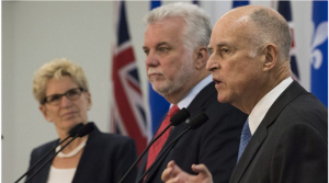 米加3州連携の排出権取引制度を発表する各州代表。右からブラウン・カリフォルニア州知事、隣が ケベック州のPhilippe Couillard首相、左端がオンタリオ州の Kathleen Wynne首相