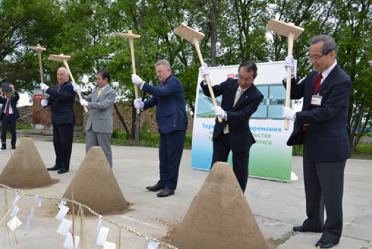 起工式でくわ入れする北海道銀行の笹原副頭取（右から２人目）、ハバロフスク地方のシポルト知事ら（同３人目）