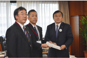 赤羽副大臣に要望書を手渡す（左から）遠藤川内村長、遠藤広野町長