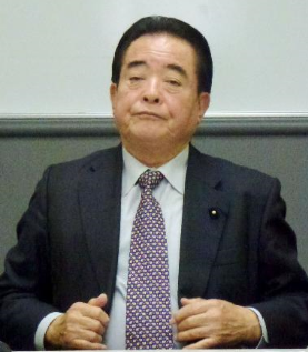 記者会見する自民党岐阜県連の猫田孝幹事長＝１５日午後、岐阜