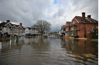 英イングランド（England）南東部ダチェット（Datchet）で洪水に襲われた住宅街（2014年2月10日撮影）。(