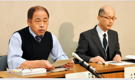 ワークショップの成果について説明する油井センター長（左）。右は宮原副センター長