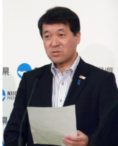 記者会見する新潟県の泉田裕彦知事＝１３日午前、新潟県庁