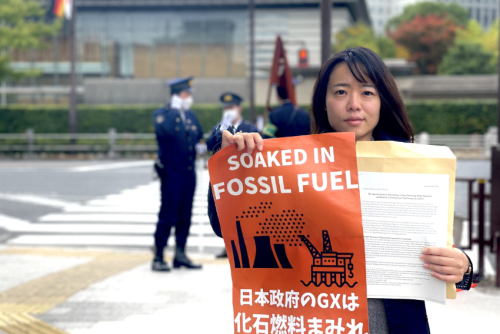 岸田首相に要請書を提出した環境NGOのメンバー
