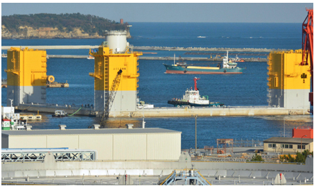 小名浜港に到着した洋上風力発電設備の浮体部分＝１０日午後